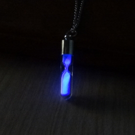 Fashionable hourglass crystal drifting bottle pendant creative luminous necklace quicksand wishing bottle ladies luminous jewelry
