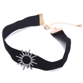 European and american fashion jewelry, all-match alloy diamond-studded sunflower pendant, ladies necklace accessories factory wholesale